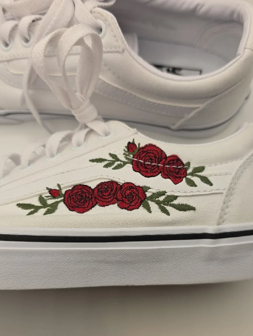 Womens White VANS Canvas W/ Red Rose Embroidery Low Top Sneakers Size 8.5